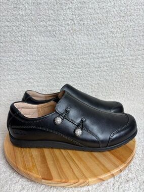 Taos Shoes Womens 8.5 Blend Slip On in Black Leather Upper Casual Comfort